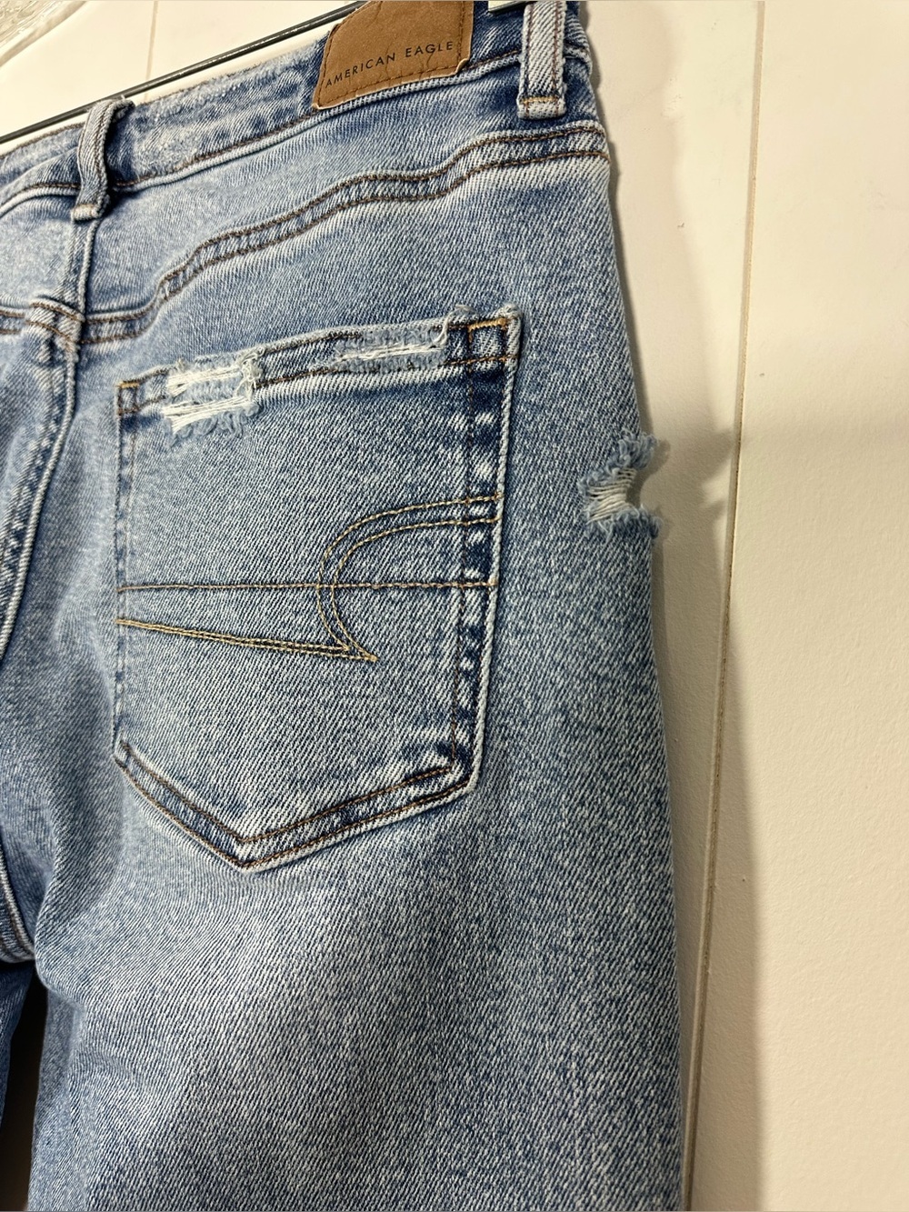 American Eagle Sz 2 Reg Distressed Stretch Mom Jeans Light Blue Denim Stretch - Picture 9 of 16